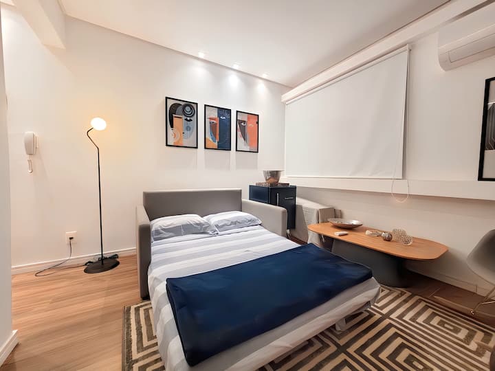 Разтегателен диван и тъмна завеса във всекидневната за повече комфорт по време на сън! 