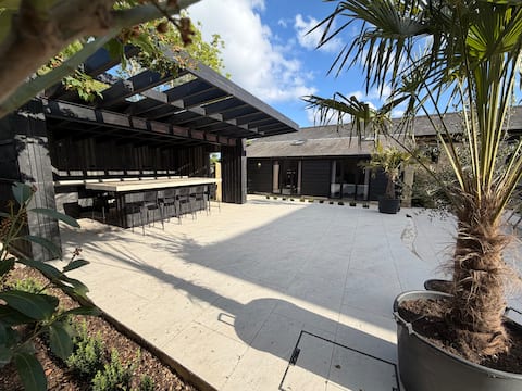 Lux sleeps 22 barns 
Outdoor bar Pool table casino
