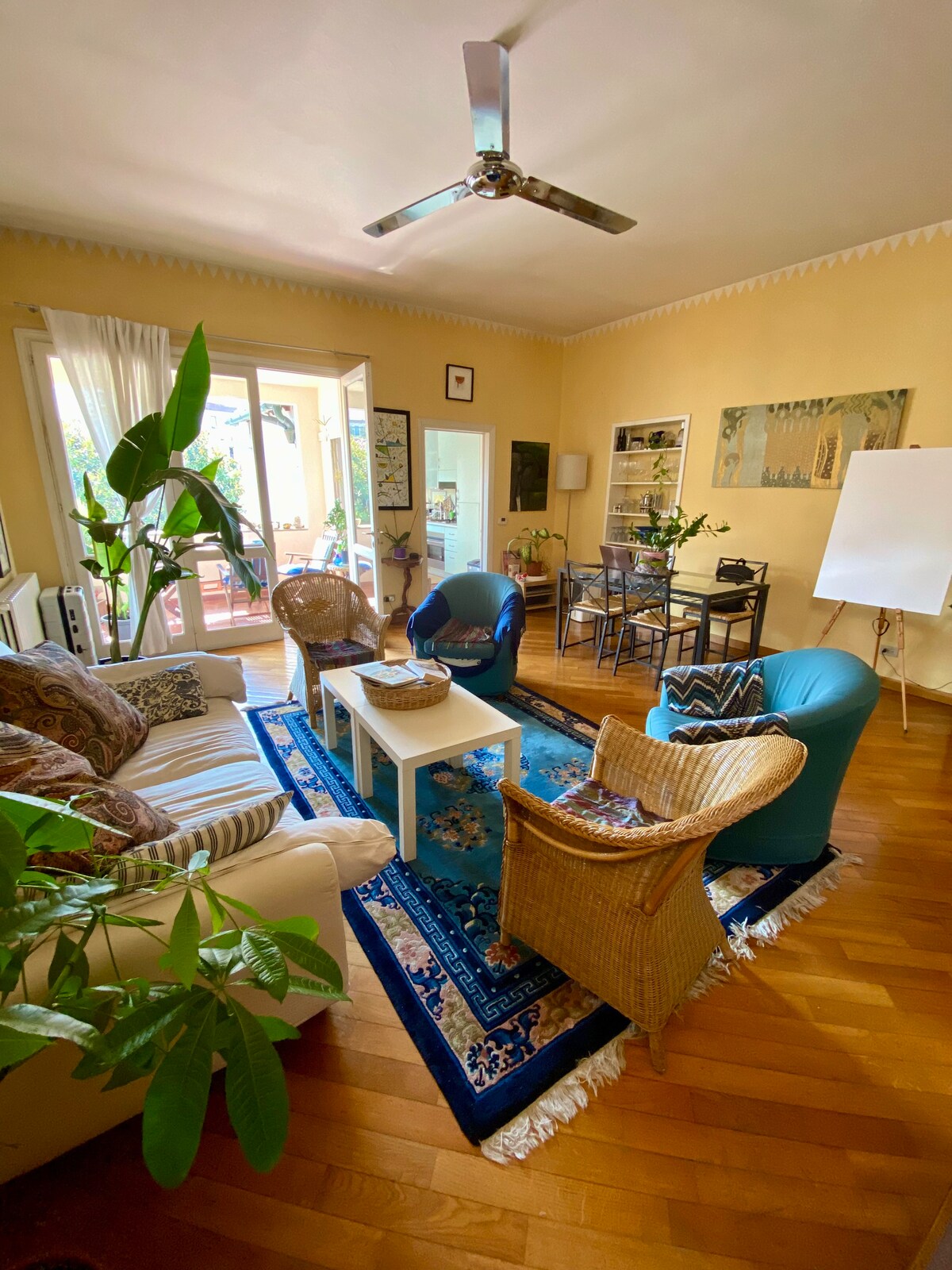 Velika zajednička prostorija, opremljena svim udobnostima. Idealno za odmor ili rad na daljinu