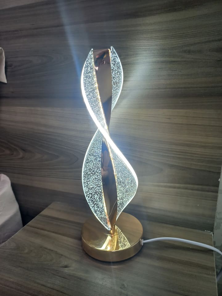 เพลิดเพลินกับความอบอุ่นของห้องพักนี้ พร้อมโคมไฟที่สวยงาม และผ่อนคลาย