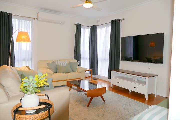 'Lucy's' - 3 Br Home - Relaxed Views of Morwell - Houses for Rent in ...