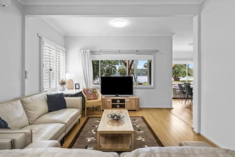 Ondina Cottage—Serene Waterfront Haven with Jetty