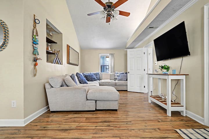 One Block F/ Beach - Ricky’s Beach Retreat! - Carolina Beach, NC