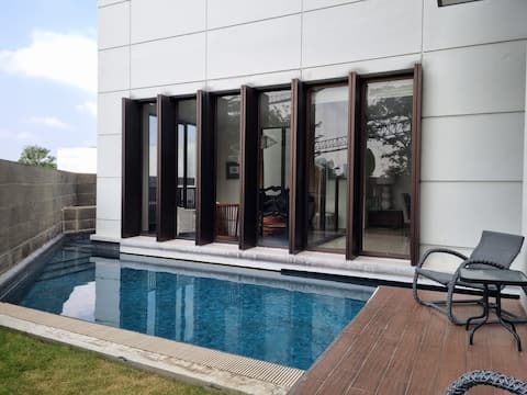 cozy modern house, with pool in Surabaya