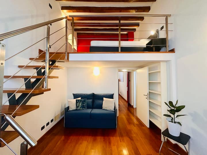 SEHEMU YA KULALA yenye sofa ambayo inaweza kubadilishwa kuwa kitanda kizuri.

Mezzanine yenye urefu wa dari wa mita 2 ambayo inafikiwa kwa ngazi nzuri.
KITANDA CHA ukubwa wa malkia KILICHO na godoro la ukubwa wa malkia na mito ya povu la Kumbukumbu.
Meza za kando ya kitanda zilizo na taa.
Kabati la kujipambia.
