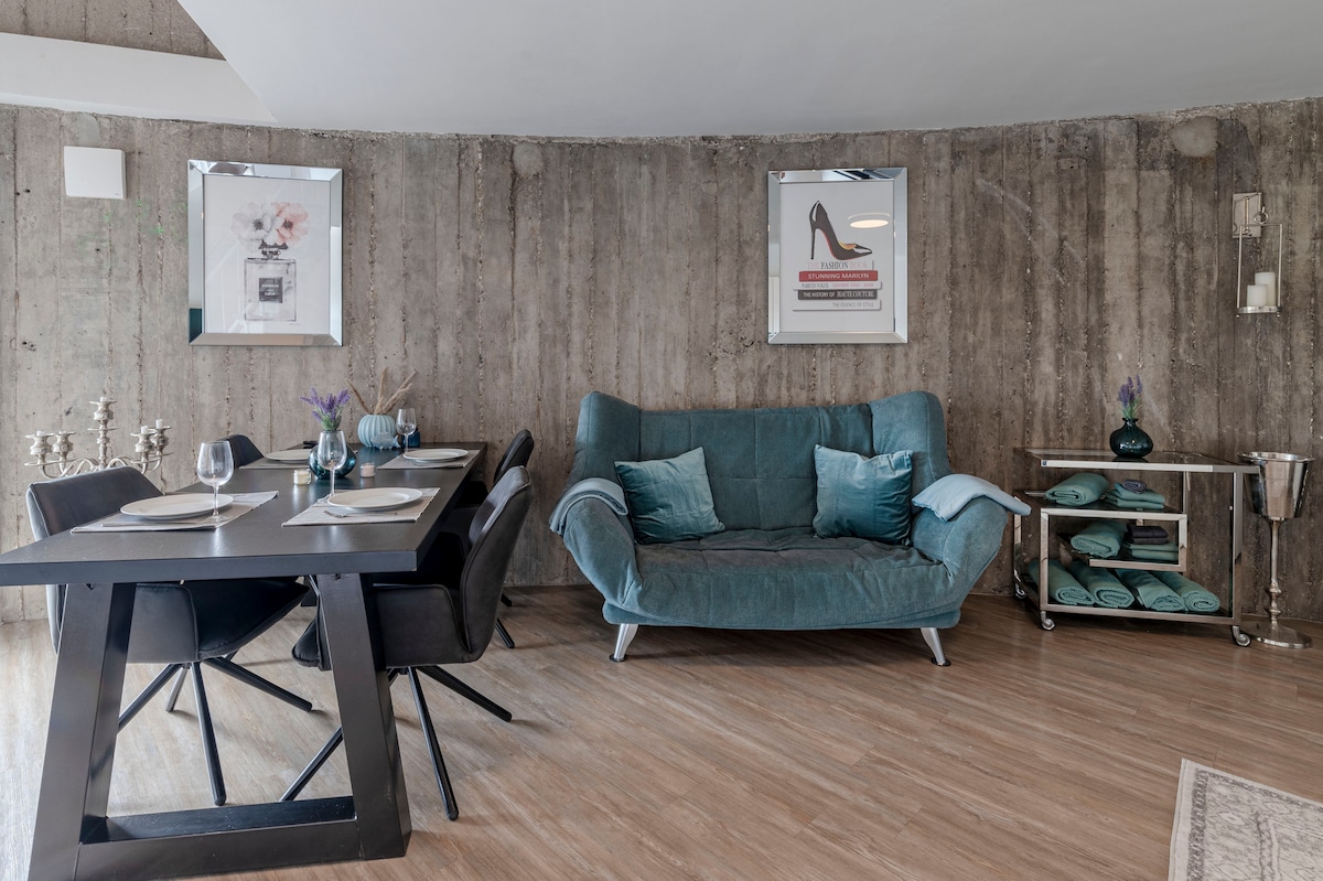 Popular Airbnb listing: Bunker Loft•Messe Essen•Self Check-in•SHOWER•WIFI in Altendorf