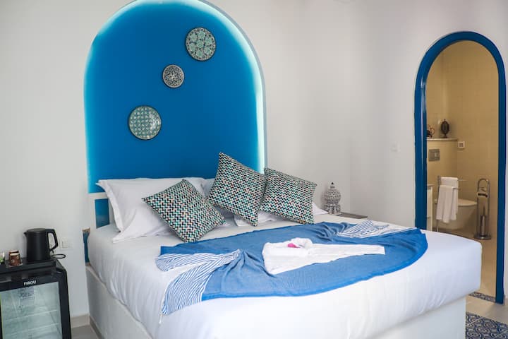 Sumérjase en el auténtico estilo de Medina: la habitación doble elegantemente amueblada con baño privado y detalles cuidados le invita a relajarse. Disfrute de un ambiente oriental y de la proximidad de la playa, a solo 850 m de distancia.