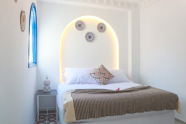 Acogedora habitación doble con un arco elegantemente iluminado, una cómoda cama doble y elementos decorativos cuidadosamente seleccionados. El diseño armonioso en un estilo mediterráneo-oriental te invita a relajarte y sentirte bien.