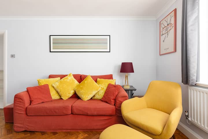 Obývacia izba: Svetlý a príjemný priestor s pohodlnou pohovkou, inteligentnou televíziou a mäkkým prirodzeným svetlom – ideálny na oddych alebo prácu na diaľku.