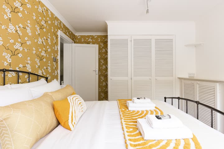 Spálňa: Pokojné a štýlové útočisko s pohodlnou manželskou posteľou, mäkkou posteľnou bielizňou a dostatočným vstavaným úložným priestorom – ideálne na pokojnú noc po dni strávenom objavovaním mesta.