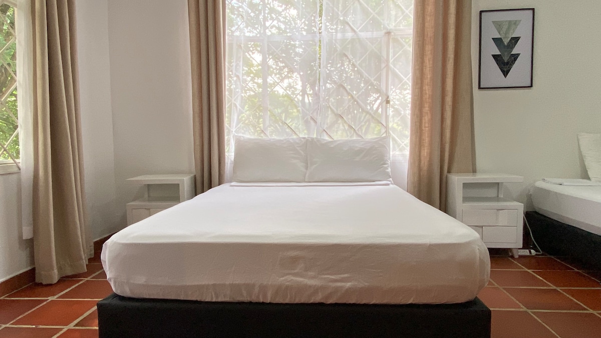 • Habitación principal con baño privado.