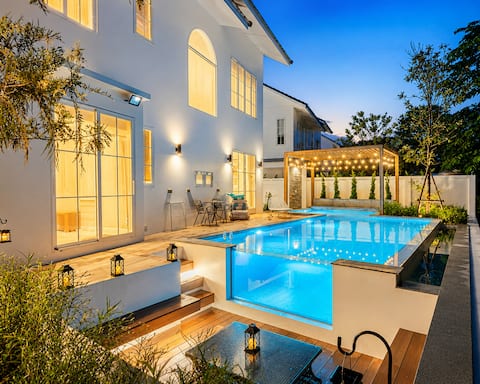 Whitewood 5BR Jacuzzi Pool Villa near airport