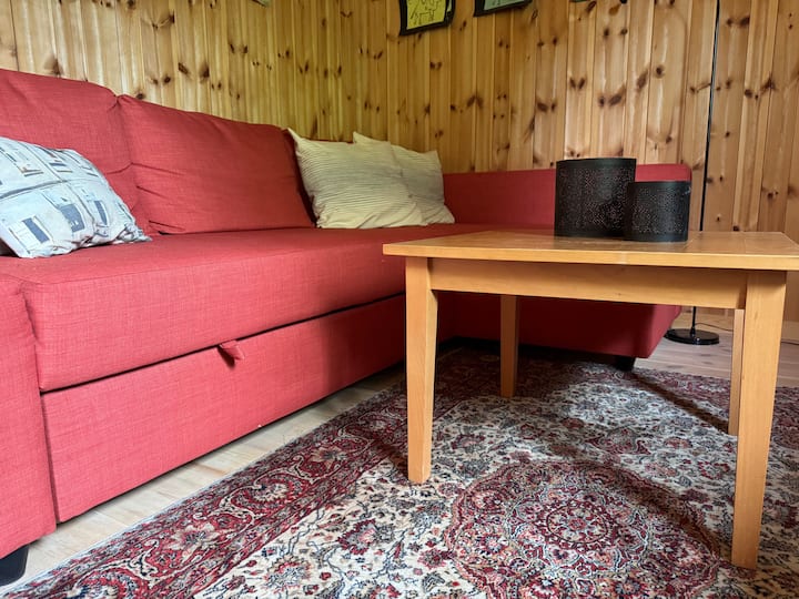 Malá TV miestnosť s kancelárskym priestorom a rozkladacou pohovkou pre dvoch. 