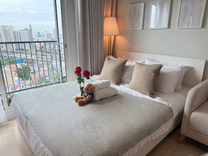 Gemütliches Schlafzimmer mit entspannendem Blick auf die Stadt
Minimalistisches Design mit warmen Tönen und sanfter Beleuchtung, mit einem großen Fenster, das natürliches Licht hereinbringt und einen atemberaubenden Blick auf die Stadt bietet — perfekt zum Entspannen nach einem langen Tag.