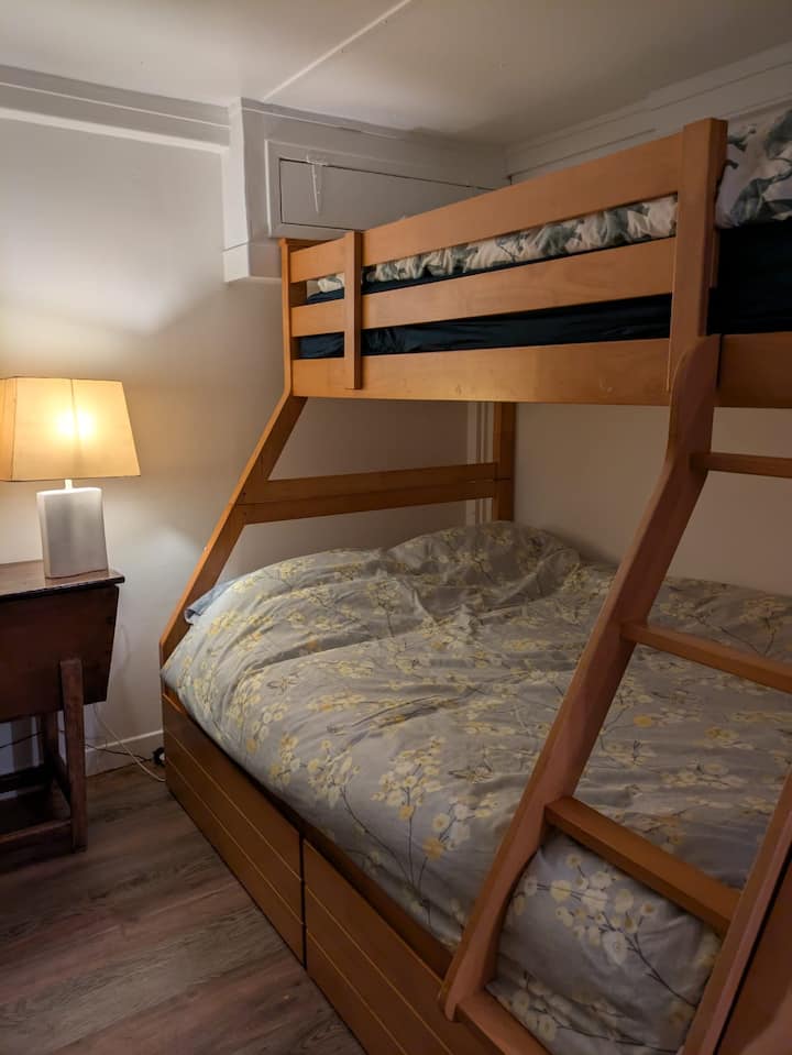 Cama triple de roble escocés macizo: 1 cama doble estándar en la parte inferior y 1 cama individual de tamaño estándar en la parte superior. Si un adulto o un niño alto utiliza la litera superior, tenga en cuenta la altura del techo al sentarse en la cama.