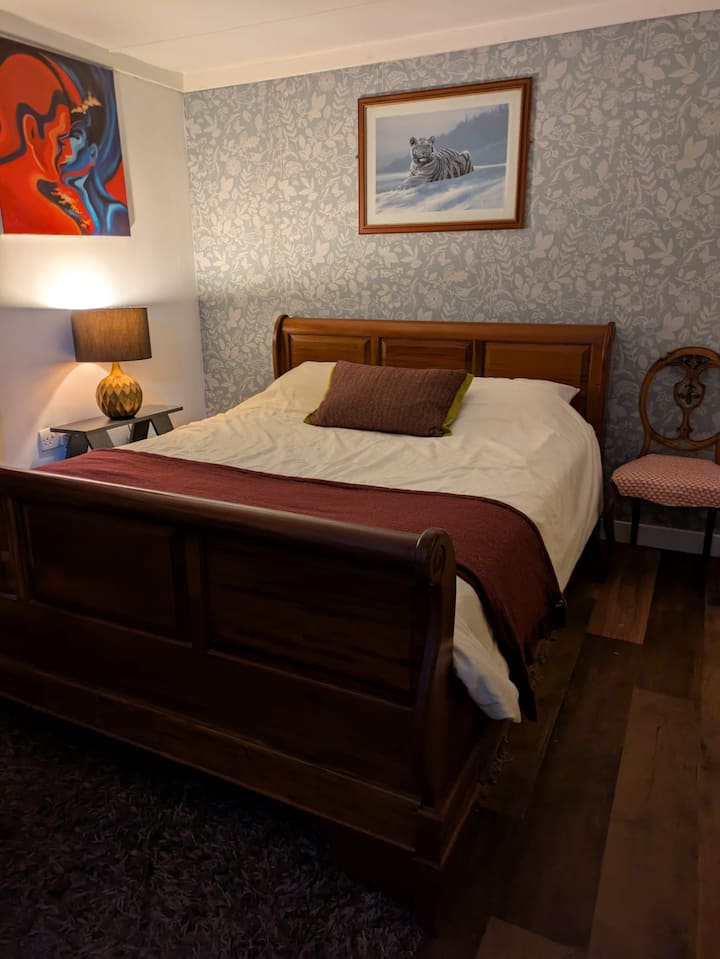 Cama tamaño King estándar de caoba maciza.