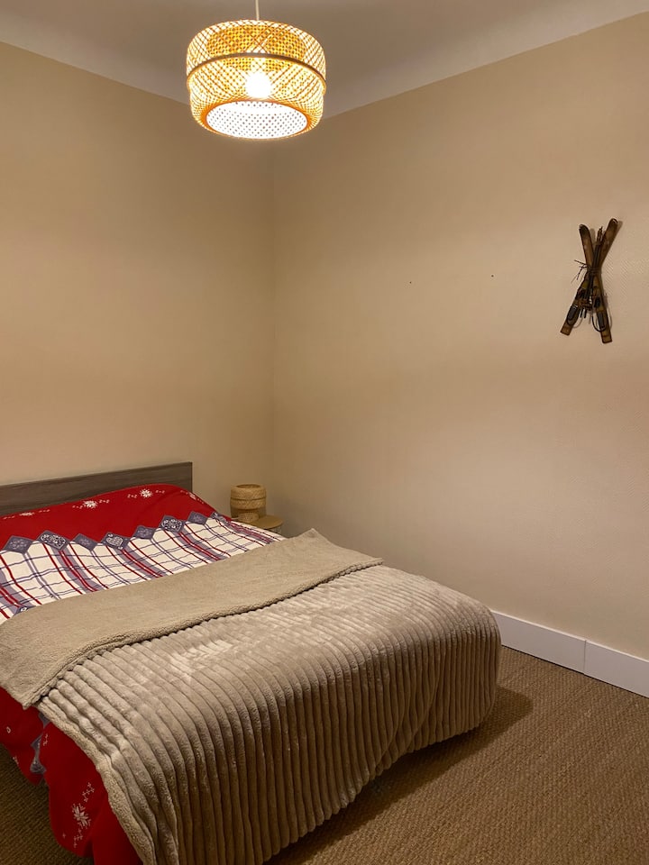 חדר עם מיטה זוגית