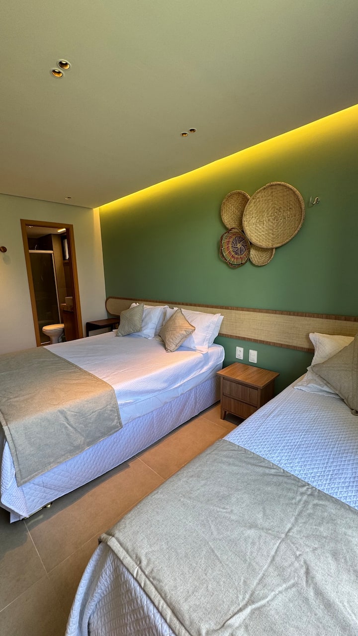 Апартман на приземје, со 1 брачен кревет (широк 150-179 см) + 1 брачен кревет (широк 180-179 см), вкупно 4 лица.