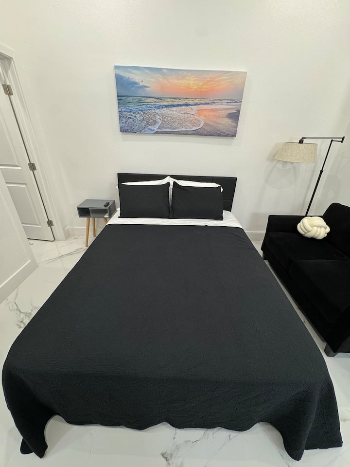 Modern & Cozy Studio - Tampa, FL
