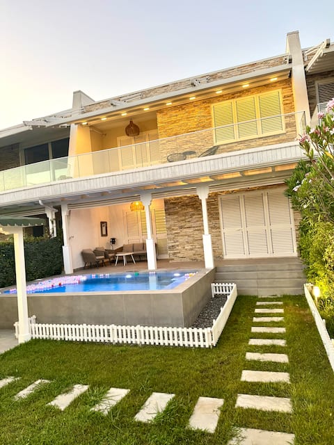 Crystal Pool Family Villa Bay of Lalzi