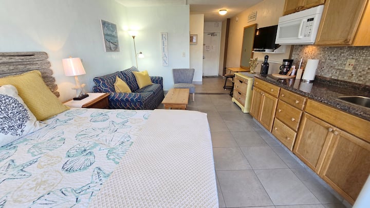 Affordable Studio At The Beach With Balcony - Daytona Beach, FL
