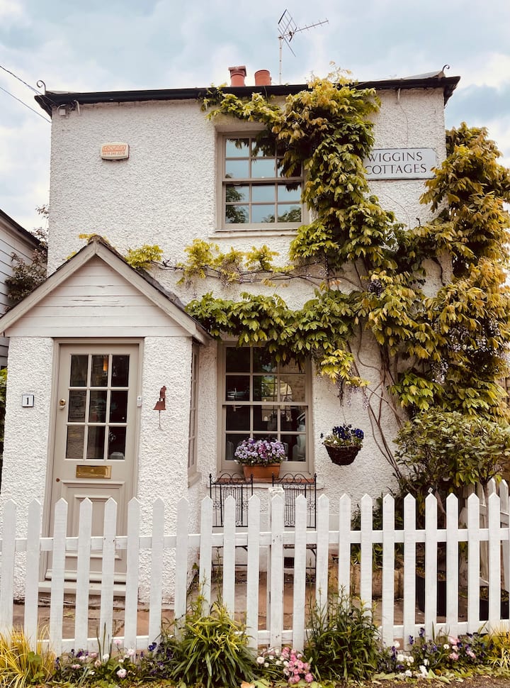 A Delightful Elegant Cottage In The Heart Of Ham. - Surbiton