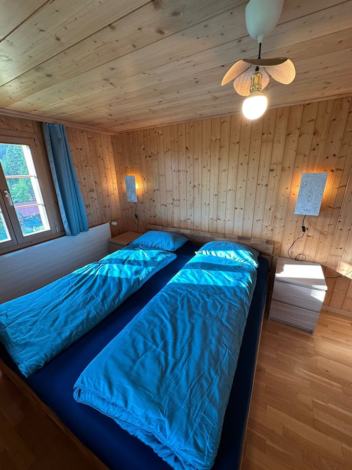 Prizemlje: svijetla soba s bračnim krevetom (180 x 200 cm)...