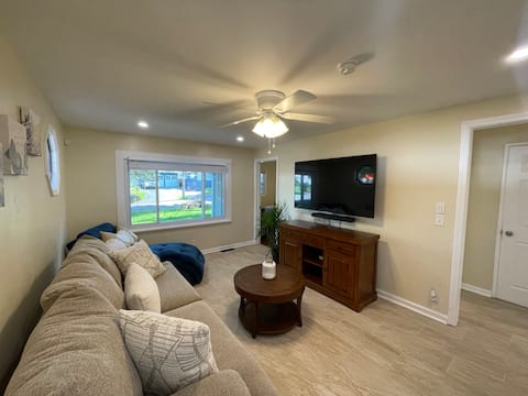 Top Airbnb: Seabreeze Lakeside Getaway in New York