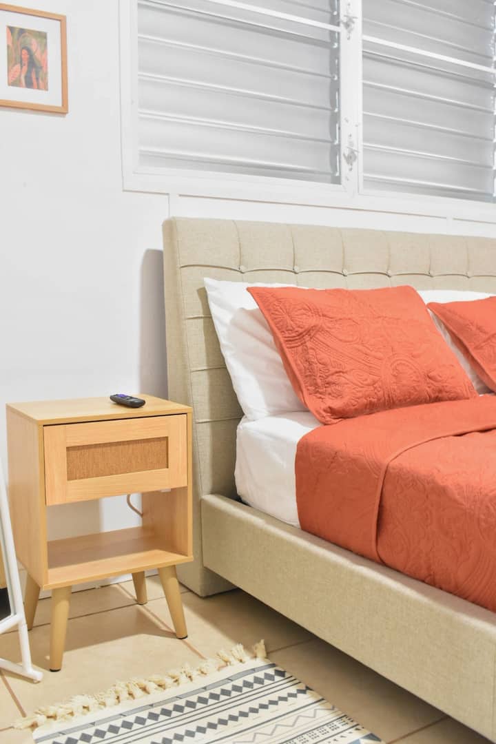 ห้องนอนที่สองของเรามีโต๊ะข้างเตียงที่คุณสามารถเชื่อมต่ออุปกรณ์ของคุณเพื่อชาร์จผ่าน USB 