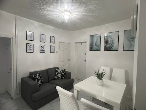 Popular Airbnb listing: Cozy 4 BR w/WiFi & Coffee | Near Goodison Park in County