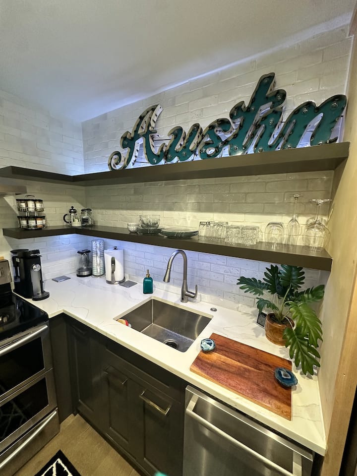Riverside Ruby-dt Austin 2 Miles - Austin, TX