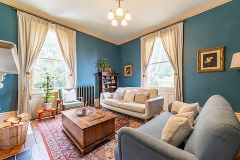 Spacious 3-Bed Newark Home with High Ceilings