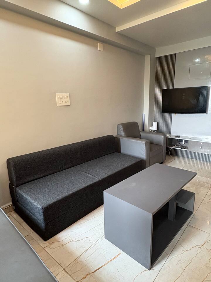 1 Large Bhk+sofa+kichenette - 