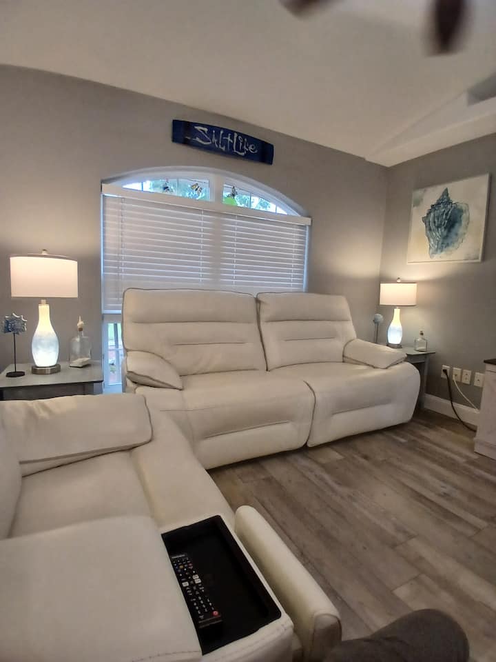 Clean 3/2 Vacation Home Near Homosassa River. - Homosassa Springs, FL