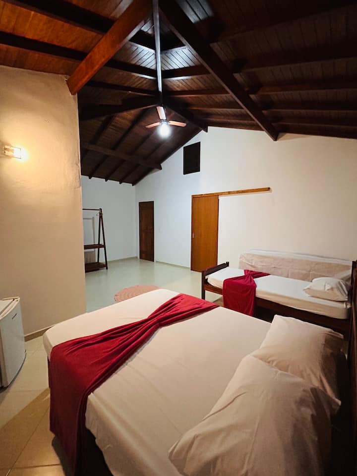 1 dvokrevetna soba s jednim krevetom za jednu osobu.