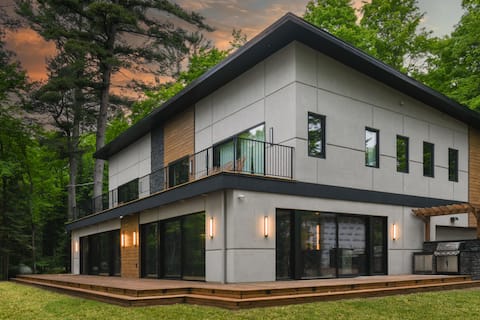 Luxury Lakefront - 4 BDR | 10 Beds | 4 Bath