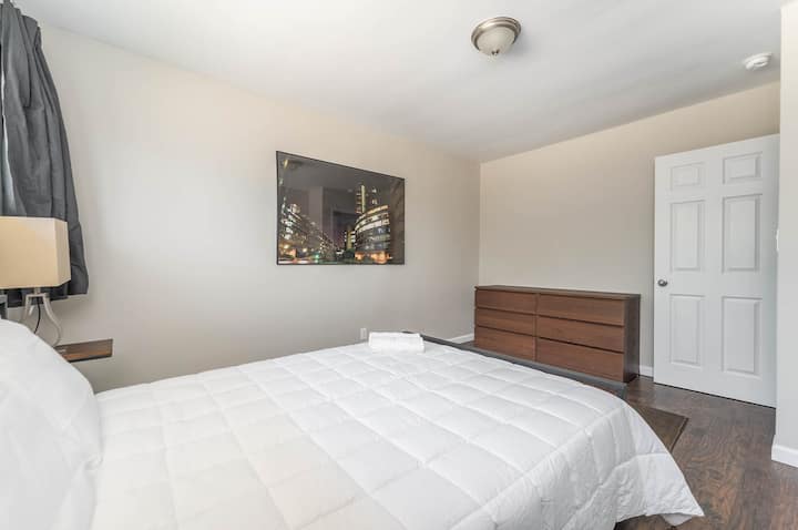 Одморете се во удобен брачен кревет (широк 150-179 см) со чиста постелнина и крпи. Удобен, мирен простор наменет за релаксирачки ноќен сон и освежителен почеток на вашиот ден.









