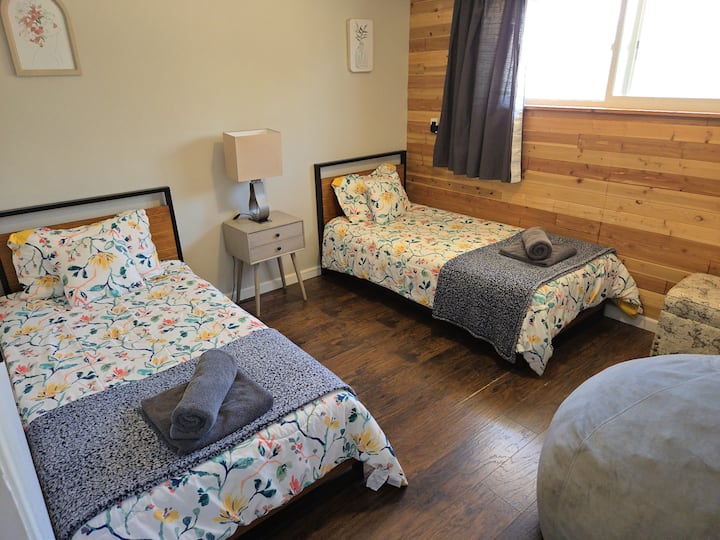 Удобен брачен кревет (широк 150-179 см) со чиста постелнина и крпи. Плус, мека плишана торба со грав за опуштање или читање - совршена за опуштање во удобен, привлечен простор.