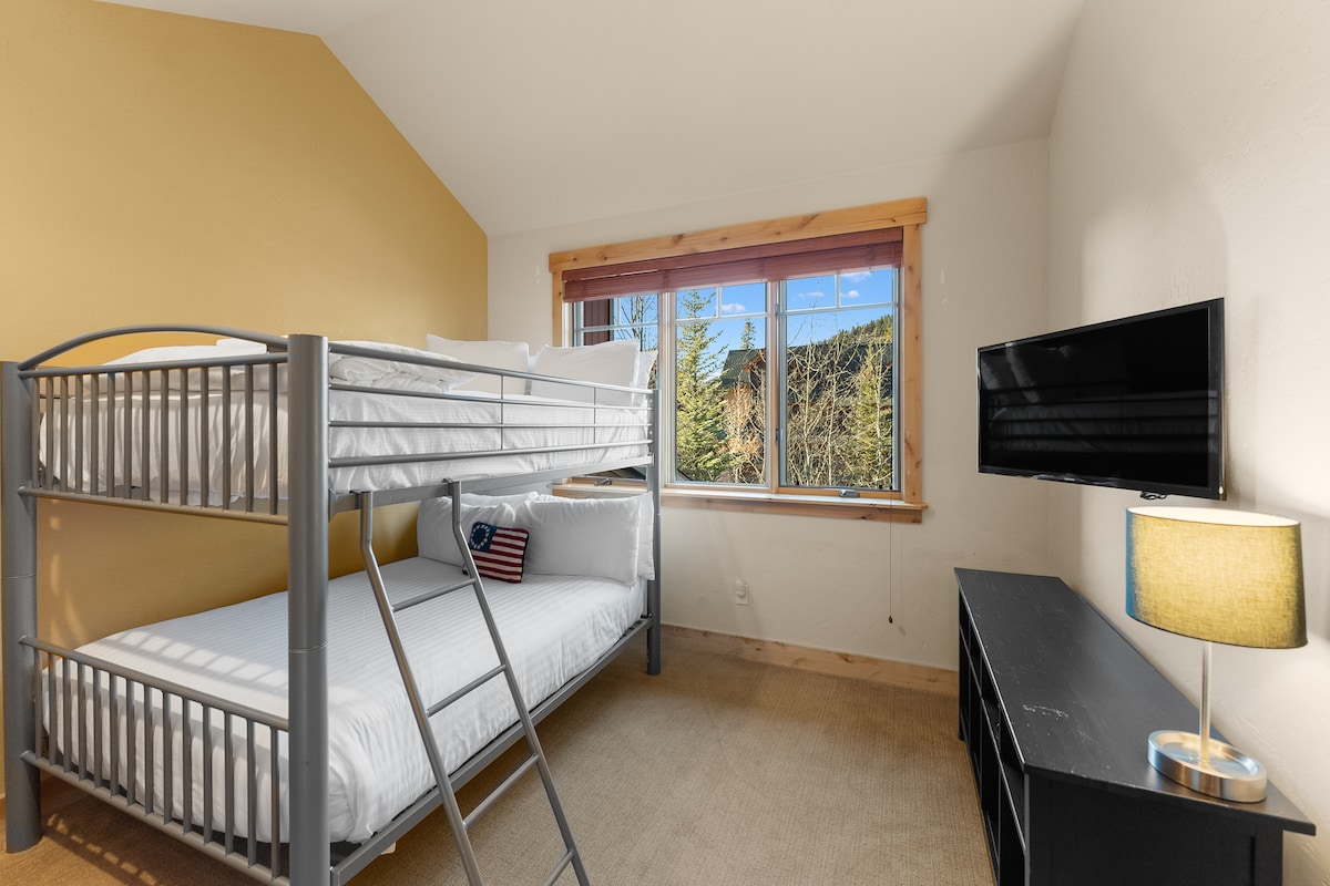 客房配有一张全尺寸双层床和一台平板电视。