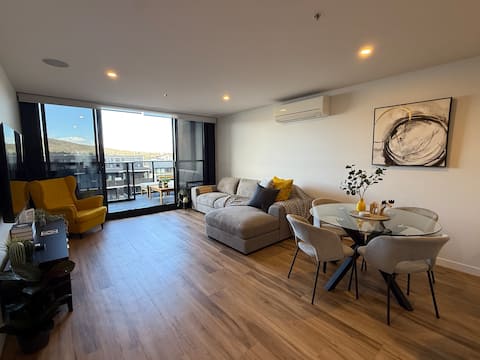 Popular Airbnb listing: Midnight Hideaway in Braddon