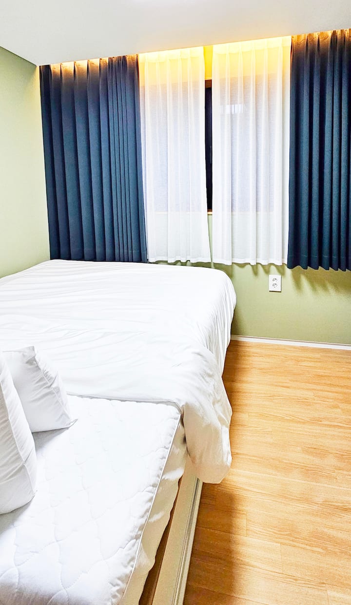 Con una cama tamaño queen estilo búnker, puedes guardar una maleta grande debajo de la cama.