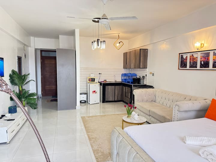Luxurious Studio | Rooftop Pool & Elevator - Mombasa