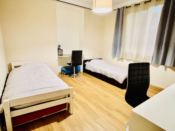 Gran habitación ideal para niños 
Con 2 camas individuales y una cama nido para niños, y una cuna plegable. Con 2 escritorios para trabajar y leer (muchos libros disponibles)