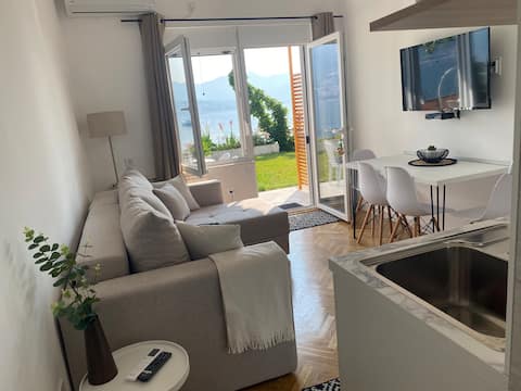 Top Airbnb: Magnificent Bayview Apt (No5) in Herceg Novi
