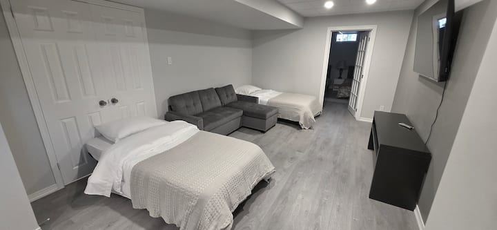 Una habitación espaciosa y cómoda con 2 camas individuales y un sofá cama grande que se expande para espacio adicional para dormir. La habitación también incluye un televisor de pared y un montón de espacio abierto, por lo que es ideal para grupos más grandes que necesitan camas adicionales.