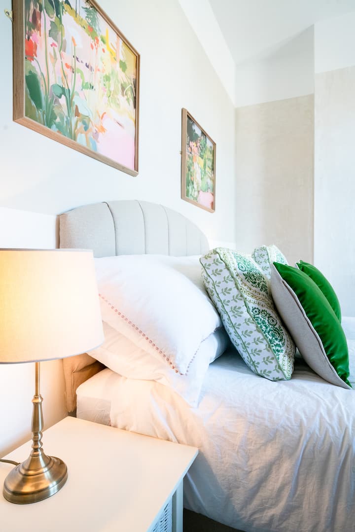 ห้องพักที่มีความหลากหลายนี้มีเตียงคิงไซส์ที่แปลงเป็นเตียงเดี่ยวได้ 2 เตียง เพื่อความสะดวกสบายที่ยืดหยุ่นสำหรับการเดินทางเพื่อธุรกิจ การพักผ่อนกับครอบครัว การพักผ่อนสุดสัปดาห์ หรือการพักผ่อนระยะยาว