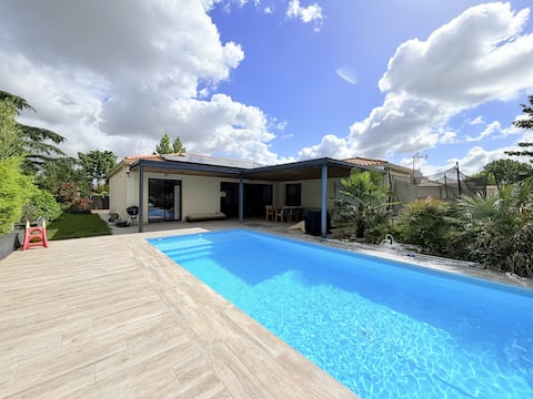 Large Villa for 8 – Garden, Pool, Parking & A/C