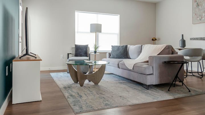 Landing | Stunning 2bd, Gym, Pool - Avon