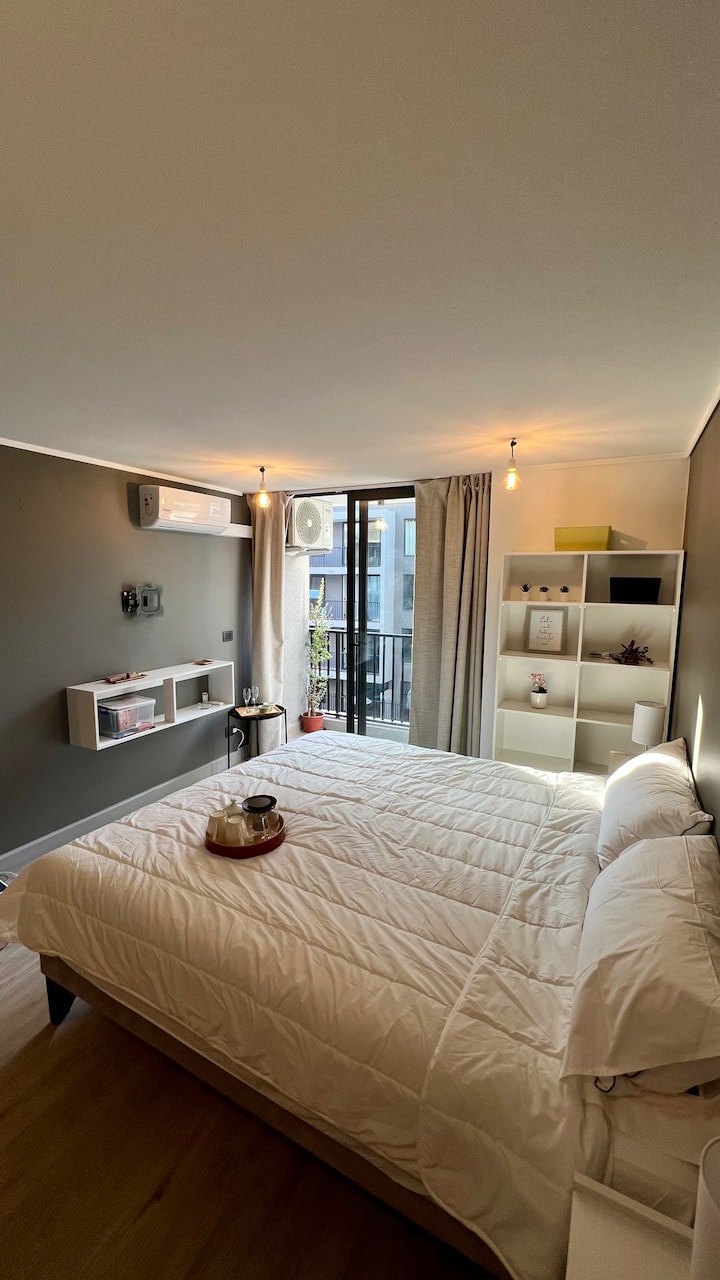 Con una decoración elegante y minimalista. Este departamento cuenta con todo lo necesario para que tu estancia sea inolvidable.

Cama king - TV - Calefacción