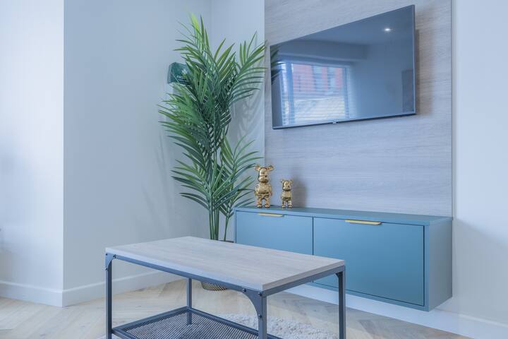 Sofá de día, cama de noche: comodidad convertible moderna para un huésped adicional.

